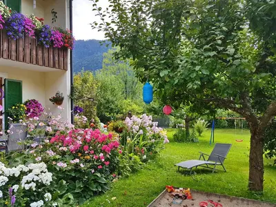 Ein Garten an der Unterkunft Ferienwohnung Kaiserblick