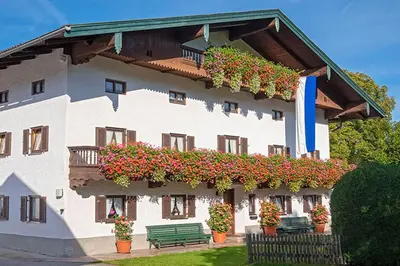 Das Gebäude in dem sich der Bauernhof befindet