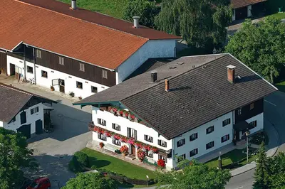 Das Gebäude in dem sich der Bauernhof befindet