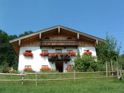 Das Gebäude in dem sich der Bauernhof befindet