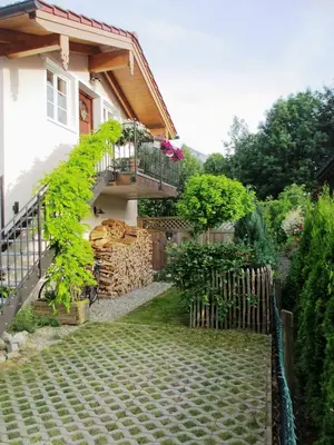 Ein Garten an der Unterkunft Ferienwohnung Schrödel