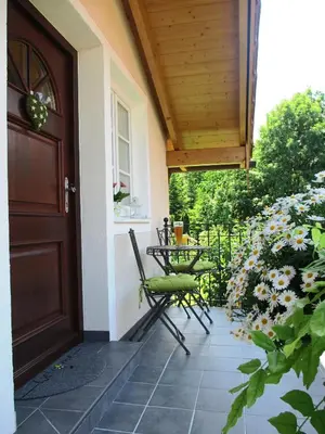 Ein Garten an der Unterkunft Ferienwohnung Schrödel