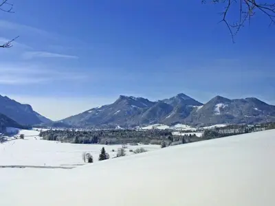 Ein allgemeiner Bergblick oder ein Berglick von des Bauernhofs aus