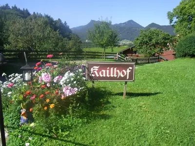 Ein allgemeiner Bergblick oder ein Berglick von des Bauernhofs aus