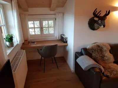 Ein Sitzbereich in der Unterkunft Bodenschneid Suiten Neureuthblick