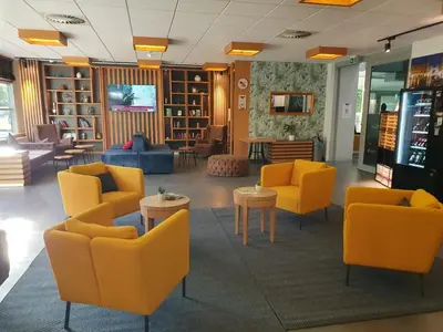 Ein Sitzbereich in der Unterkunft my MINGA Airport serviced Apartments