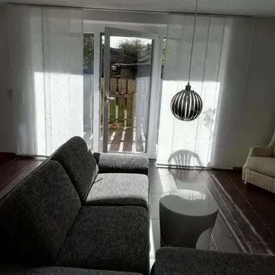 Ein Sitzbereich in der Unterkunft Ferienwohnung Lechraum in Waal