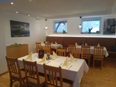 Ein Restaurant oder anderes Speiselokal in der Unterkunft Gästehaus Kling