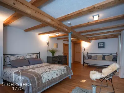 Ein Bett oder Betten in einem Zimmer der Unterkunft 5 Sterne Ferienhaus Gut Stohrerhof am Ammersee bis 15 Personen