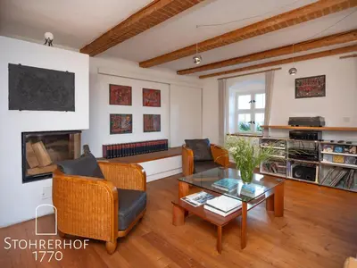 Ein Sitzbereich in der Unterkunft 5 Sterne Ferienhaus Gut Stohrerhof am Ammersee bis 15 Personen