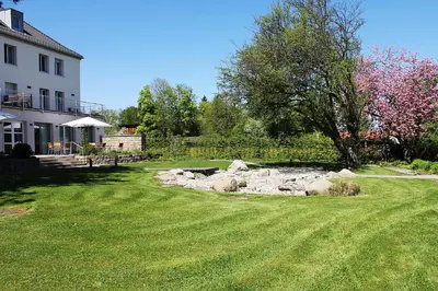 Ein Garten an der Unterkunft Ammerseehäuser