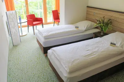 Ein Bett oder Betten in einem Zimmer der Unterkunft Ammerseehäuser