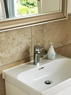 Ein Badezimmer in der Unterkunft Chalethaus-Chiemsee - Luxus 148qm Garten-Chaletwohnung am Chiemsee - Neubau