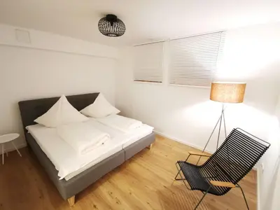Ein Bett oder Betten in einem Zimmer der Unterkunft Chalethaus-Chiemsee - Luxus 148qm Garten-Chaletwohnung am Chiemsee - Neubau
