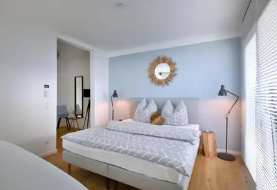 Ein Bett oder Betten in einem Zimmer der Unterkunft Chalethaus-Chiemsee - Luxus 148qm Garten-Chaletwohnung am Chiemsee - Neubau