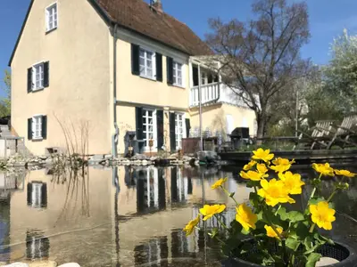 Das Gebäude in dem sich das Ferienhaus befindet