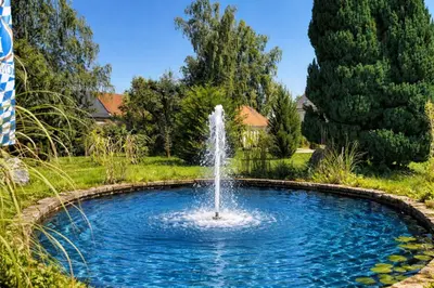 Ein Garten an der Unterkunft B&B Landhotel Römerkessel