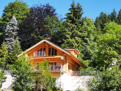 Das Gebäude in dem sich das Ferienhaus befindet