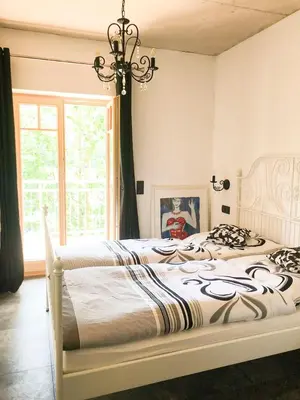 Ein Bett oder Betten in einem Zimmer der Unterkunft Ferienhaus Chalet-Ettal