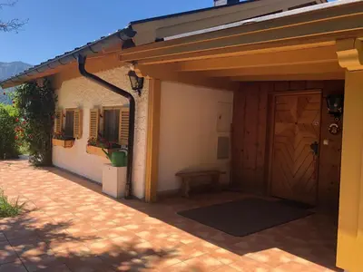 Das Gebäude in dem sich das Ferienhaus befindet