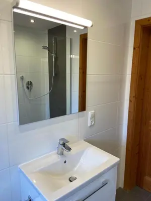 Ein Badezimmer in der Unterkunft Ferienhaus Veronika mit 2000qm Garten und Bergblick