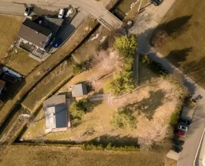 Blick auf Ferienhaus Veronika mit 2000qm Garten und Bergblick aus der Vogelperspektive