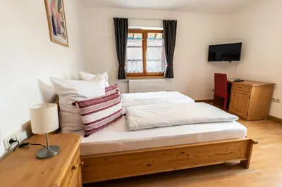 Ein Bett oder Betten in einem Zimmer der Unterkunft Ammergau Lodge