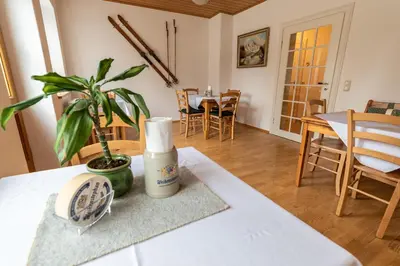 Ein Sitzbereich in der Unterkunft Ammergau Lodge