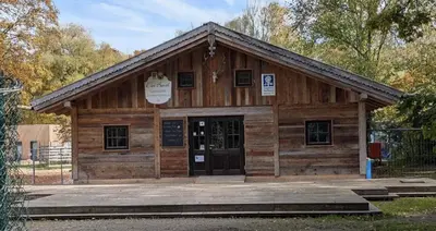 Das Gebäude in dem sich der Campingplatz befindet