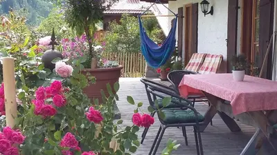 Ein Garten an der Unterkunft Pension Mühlbauer