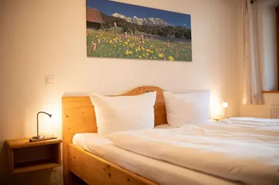 Ein Bett oder Betten in einem Zimmer der Unterkunft zum Draxla in Partenkirchen