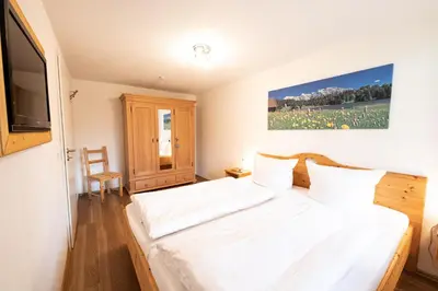 Ein Bett oder Betten in einem Zimmer der Unterkunft zum Draxla in Partenkirchen