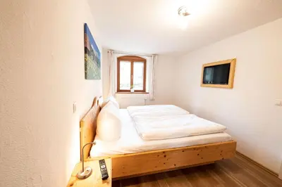 Ein Bett oder Betten in einem Zimmer der Unterkunft zum Draxla in Partenkirchen
