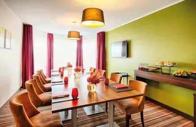 Ein Sitzbereich in der Unterkunft Leonardo Hotel & Residenz Muenchen
