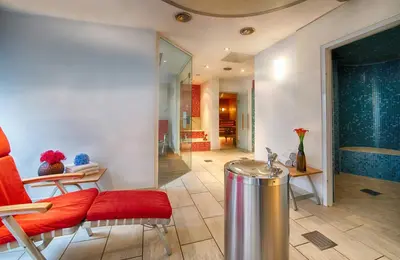Ein Sitzbereich in der Unterkunft Leonardo Hotel & Residenz Muenchen