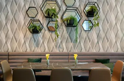 Ein Sitzbereich in der Unterkunft Leonardo Hotel & Residenz Muenchen