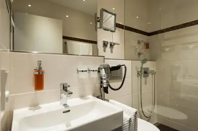 Ein Badezimmer in der Unterkunft Hotel Antares München