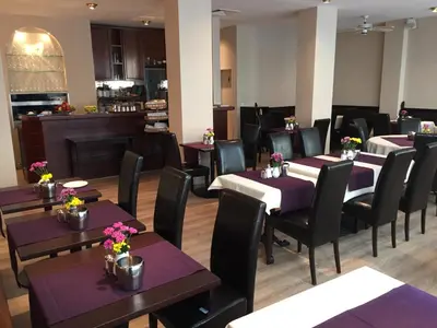 Ein Restaurant oder anderes Speiselokal in der Unterkunft Hotel Antares München