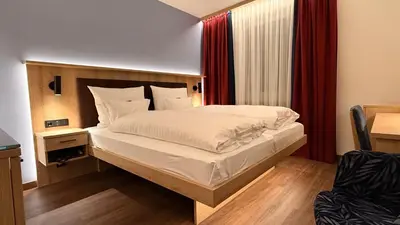 Ein Bett oder Betten in einem Zimmer der Unterkunft Hotel Antares München