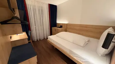 Ein Bett oder Betten in einem Zimmer der Unterkunft Hotel Antares München