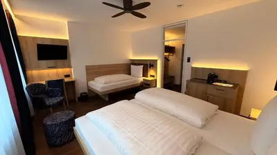 Ein Bett oder Betten in einem Zimmer der Unterkunft Hotel Antares München