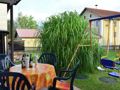 Ein Garten an der Unterkunft Gemütliche Ferienwohnung, Lechbruck