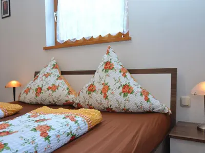 Ein Bett oder Betten in einem Zimmer der Unterkunft Gemütliche Ferienwohnung, Lechbruck