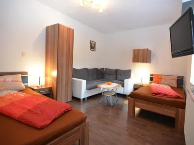 Ein Bett oder Betten in einem Zimmer der Unterkunft Gemütliche Ferienwohnung, Lechbruck
