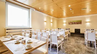 Ein Restaurant oder anderes Speiselokal in der Unterkunft Hotel Imperial