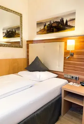Ein Bett oder Betten in einem Zimmer der Unterkunft City Hotel Ost am Kö