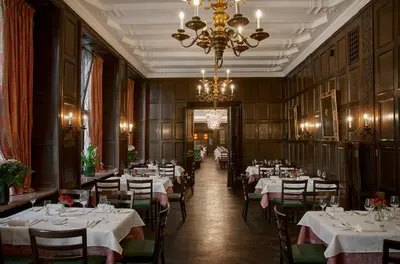 Ein Restaurant oder anderes Speiselokal in der Unterkunft Eden Hotel Wolff