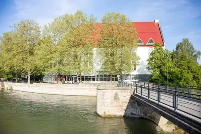 Blick auf einen Fluss in der Nähe des Hotels