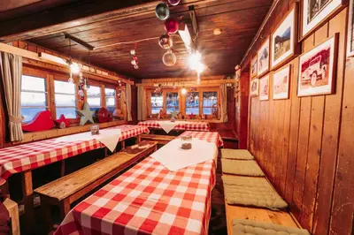 Ein Restaurant oder anderes Speiselokal in der Unterkunft Obere Maxlraineralm