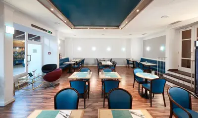 Ein Sitzbereich in der Unterkunft Living Hotel am Olympiapark
